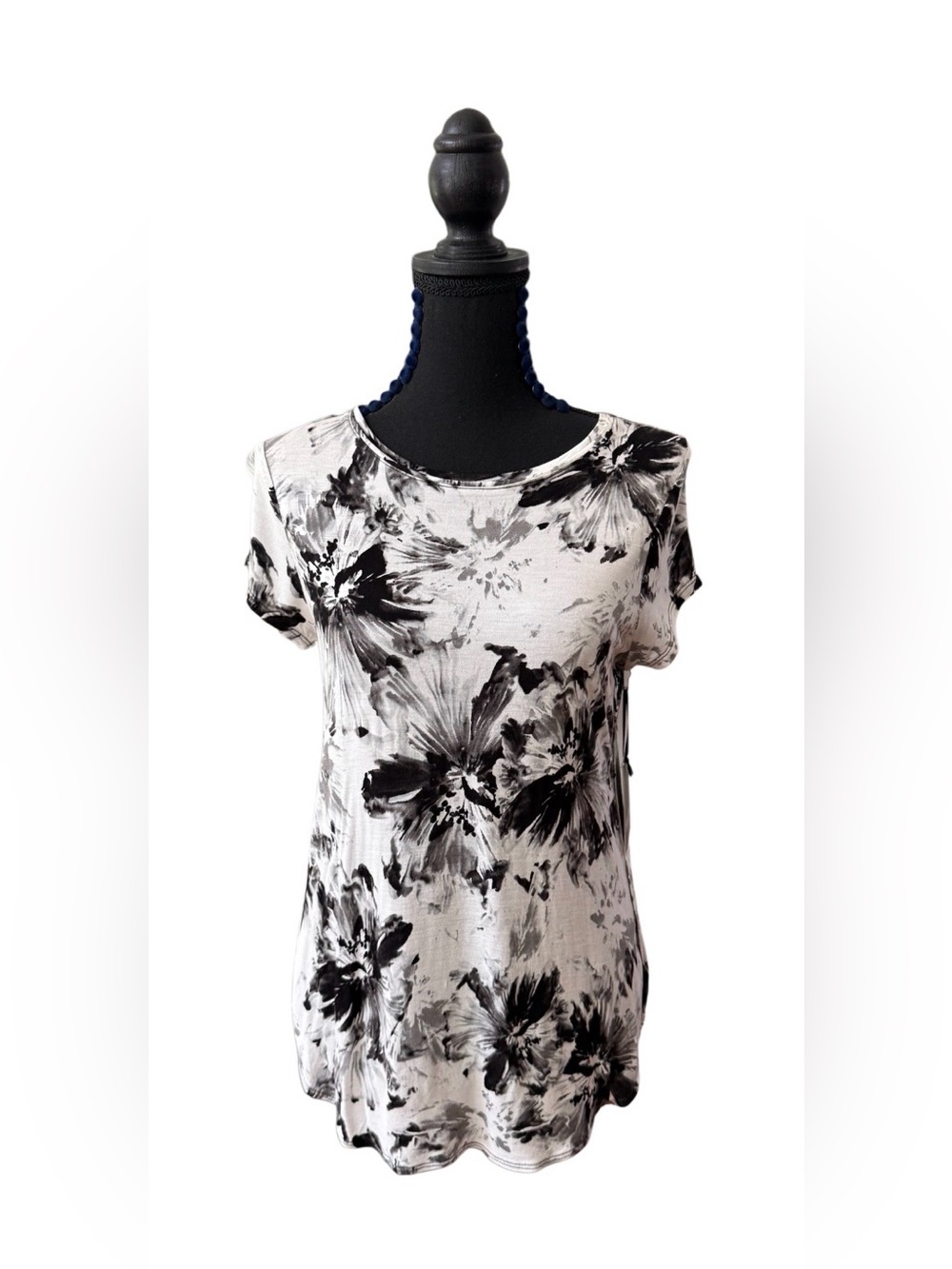 Simply Vera Vera Wang Black & White Rayon Floral Short Sleeve Top